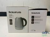 La boîte de la nouvelle bouilloire Taurus est ouverte sur la table.