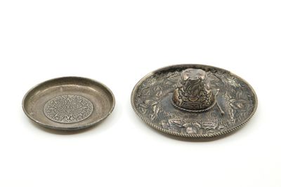 deux boutons métalliques posés sur une surface blanche