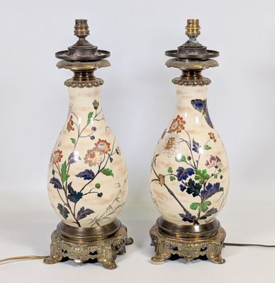 paire de lampes anciennes en forme de vases chinois, ornées de fleurs et d'oiseaux