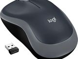 une souris d'ordinateur posée à côté d'un périphérique USB