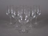 six verres à vin vides alignés sur une table