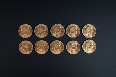 gros plan d'un paquet de pièces d'or sur une surface noire