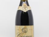 gros plan d'une bouteille de vin sur une surface blanche