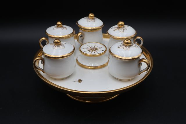 Lot de 5 pots à crème avec présentoir en porcelaine filet or