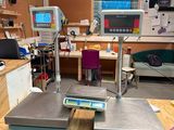 deux balances électroniques posées sur le comptoir dans la pièce