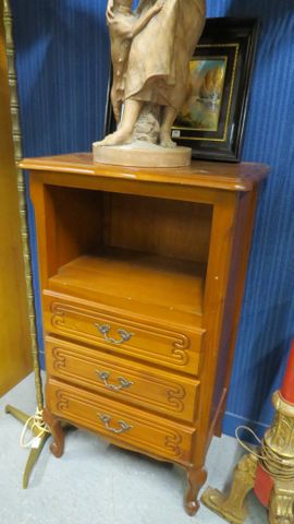 Meuble à trois tiroirs et une niche H : 94 x 54 x 40