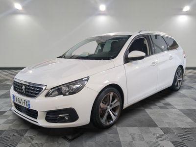 la voiture blanche est garée dans le garage sur un sol en damier