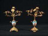 paire de vases anciens en laiton et émail, ornés de fleurs et de feuilles