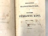 un livre ouvert, sur lequel on peut lire des mots, posé sur une surface blanche