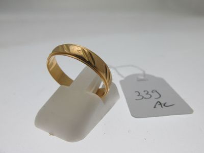 gros plan d'une bague en or portant une étiquette de prix