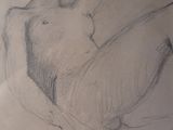 dessin au crayon représentant une femme assise par terre, les jambes croisées