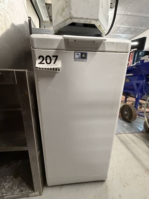 un réfrigérateur blanc placé dans une pièce