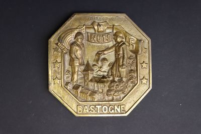 l'image d'une pièce d'or sur laquelle figure l'image d'un homme et d'une femme