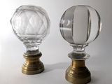 deux boutons en verre placés l'un à côté de l'autre sur une table