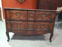 Commode en noyer mouluré, façade arbalète ouvrant à deux tir… (photo 2)