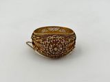 gros plan d'une bague en or sur une surface blanche