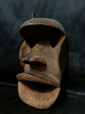 Masque en bois, bouche grande ouverte et nez prédominant