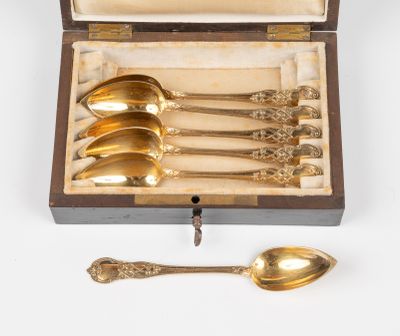 quatre cuillères et une cuillère dans une boîte en bois