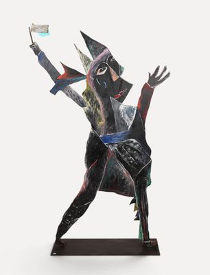 sculpture représentant une femme tenant un verre de vin dans la main droite
