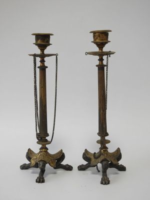 Paire de flambeaux tripode en bronze doré et patiné brun, fû…