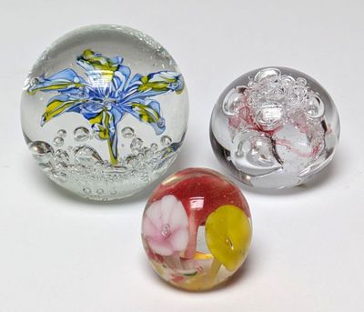 trois billes de verre posées sur une table