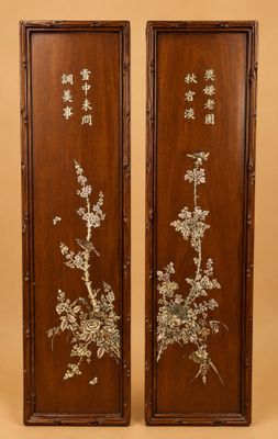 paire de panneaux anciens chinois en bois sculpté représentant des fleurs et des oiseaux