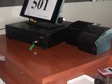 un bureau sur lequel se trouvent un ordinateur portable et un moniteur