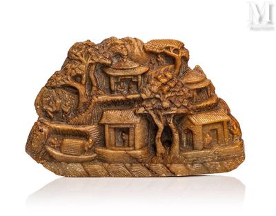 une image représentant une sculpture en bois d'un village perché sur un rocher