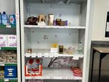 un rayon de produits alimentaires au milieu d'un magasin