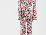 un tailleur à motifs floraux blancs et roses sur un mannequin