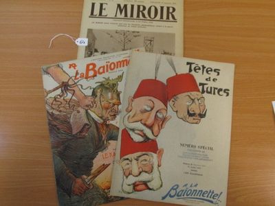 trois livres posés sur une table, avec une tasse de café posée dessus