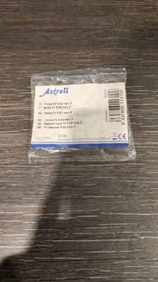 un petit tube de dentifrice posé sur une table en bois