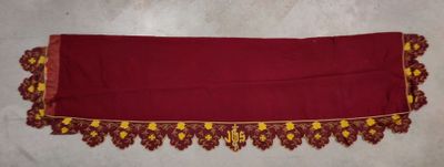 un gros plan sur une nappe rouge bordée de jaune