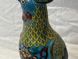 un vase bleu et jaune orné d'un oiseau