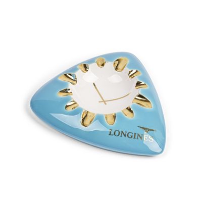 une montre en forme de triangle bleu, avec des aiguilles dorées et un cadran blanc sur lequel figure le mot « Longines »