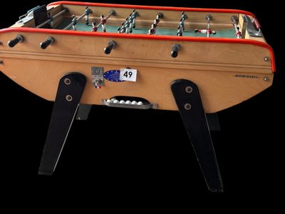 une table de baby-foot sur laquelle figure un numéro