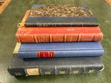trois livres empilés sur une table