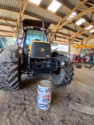 un tracteur garé à l'intérieur d'un bâtiment