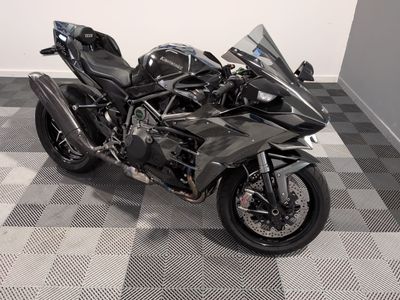 une moto garée sur un sol en damier