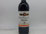 une bouteille de vin posée sur une table