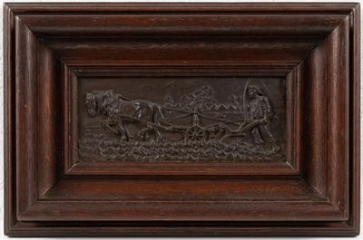 un gros plan sur une plaque en bois représentant une calèche
