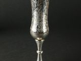 une tasse en argent antique avec un motif floral sur le bord