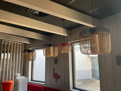 trois lampes suspendues au plafond d'un restaurant