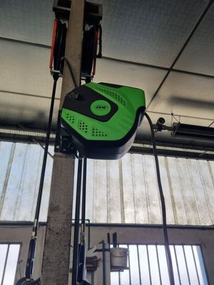 un objet vert et noir suspendu au plafond
