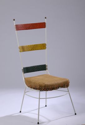 une image représentant une chaise dont l'assise est multicolore, posée sur une surface blanche