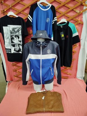 un mannequin portant un chapeau et une veste, allongé sur un lit