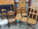 de nombreuses chaises et tables disposées dans une pièce