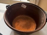un bol marron posé sur une table près d'une fenêtre