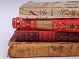 trois livres empilés sur une table