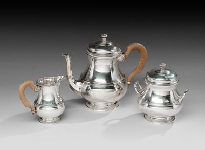un ensemble composé de trois théières en argent et d'une cafetière